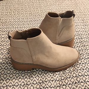Universal Thread boots